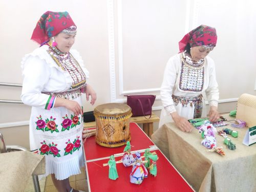 Печән базары яки... бии торган курчаклар