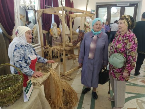 Печән базары яки... бии торган курчаклар