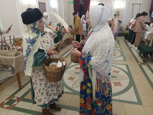 Печән базары яки... бии торган курчаклар