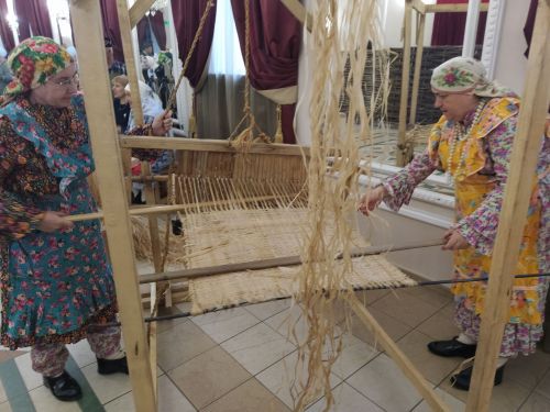 Печән базары яки... бии торган курчаклар