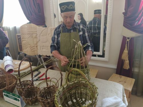 Печән базары яки... бии торган курчаклар