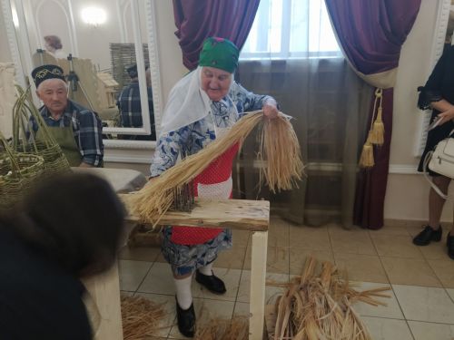 Печән базары яки... бии торган курчаклар