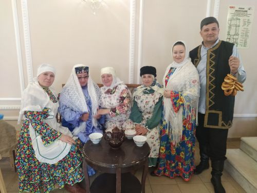 Печән базары яки... бии торган курчаклар