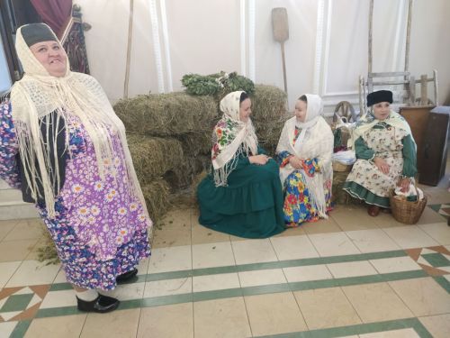 Печән базары яки... бии торган курчаклар