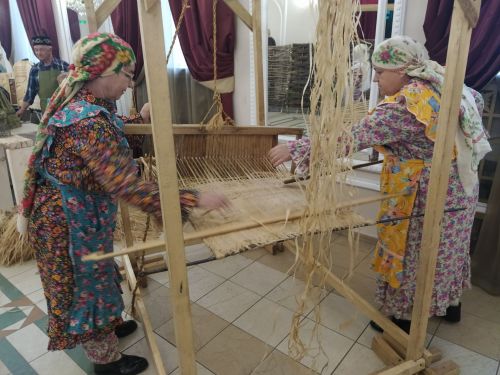 Печән базары яки... бии торган курчаклар