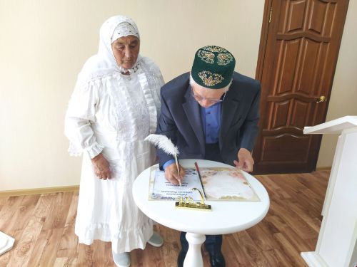Носы авылында яшәүче Нурисә һәм Сәлимҗан Габдрахмановлар алтын туйларын билгеләп үтте.