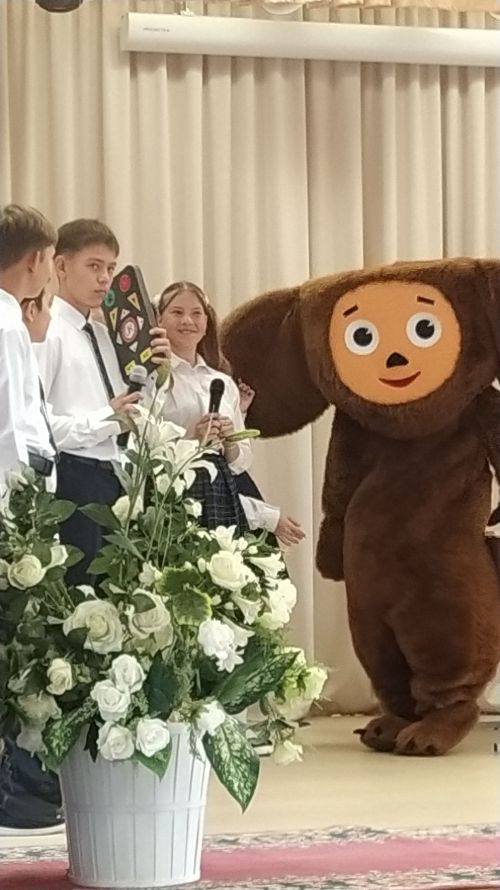 Арчаның 6нчы мәктәбендә 1нче сыйныфка укырга керүчеләргә уку әсбәпләре тутырылган букчалар тапшырдылар