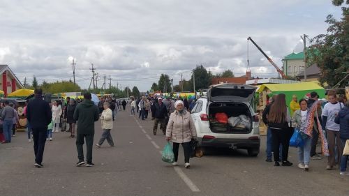 Арча ярминкәсен халык көтеп ала. Бу сату-алу гына түгел, бу мәктәп коллективларының үзара күрешүе дә