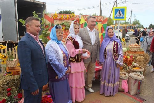 Арчада мәктәп ярминкәсе гөрли (фоторепортаж)