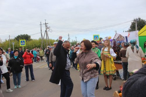Арчада мәктәп ярминкәсе гөрли (фоторепортаж)