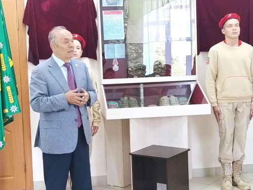 Алмаз белән Фирдүс моңсуланып карап тора