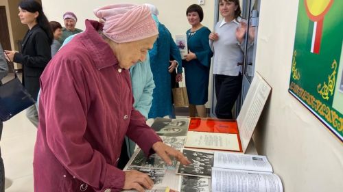 «Казан арты» музее хезмәткәрләре Балтачта китап тәкъдир итте
