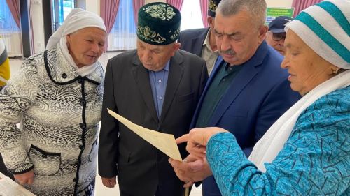«Казан арты» музее хезмәткәрләре Балтачта китап тәкъдир итте