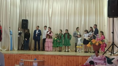 Бала имезгәндә әкрен генә китап укыган (ВИДЕО)