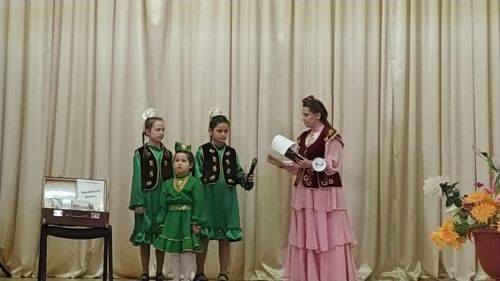 Бала имезгәндә әкрен генә китап укыган (ВИДЕО)