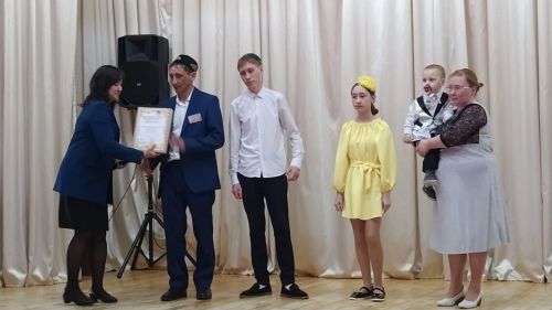 Бала имезгәндә әкрен генә китап укыган (ВИДЕО)