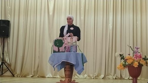 Бала имезгәндә әкрен генә китап укыган (ВИДЕО)