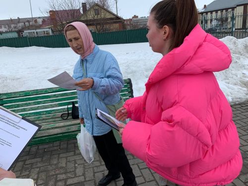 Арчада волонтерлар төзекләндерү объектлары өчен тавыш бирүдә халыкка ярдәм итә