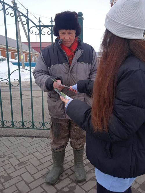 Арчада волонтерлар төзекләндерү объектлары өчен тавыш бирүдә халыкка ярдәм итә