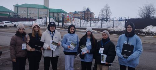 Арчада волонтерлар төзекләндерү объектлары өчен тавыш бирүдә халыкка ярдәм итә