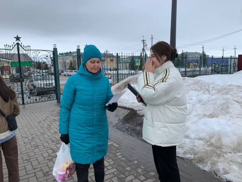 Арчада волонтерлар төзекләндерү объектлары өчен тавыш бирүдә халыкка ярдәм итә