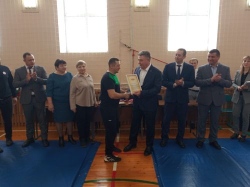 Наласа яшьләре көрәшчеләргә велосипедлар да бүләк итте