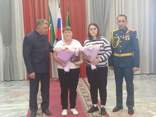 Рания Антонова: “Китмә, китмә”, – дидем. Өч бала белән кала ала иде. «Мин анда булырга тиеш”, – диде (+фотолар)