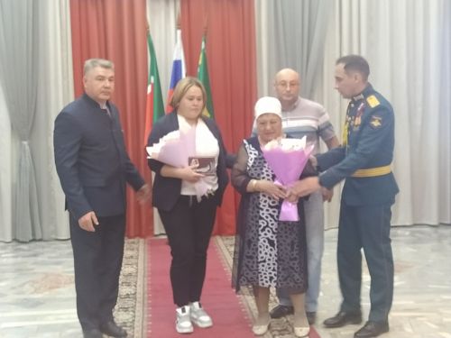 Рания Антонова: “Китмә, китмә”, – дидем. Өч бала белән кала ала иде. «Мин анда булырга тиеш”, – диде (+фотолар)