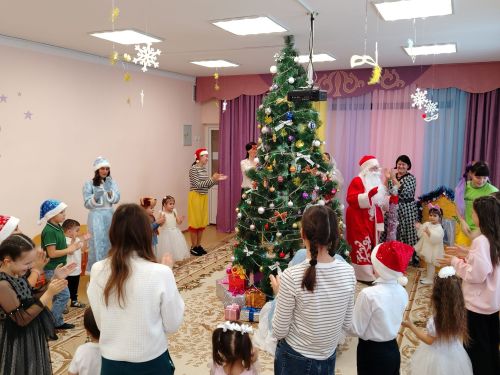 Арчаның икенче балалар бакчасында шаулап-гөрләп профсоюз чыршы бәйрәме үтте