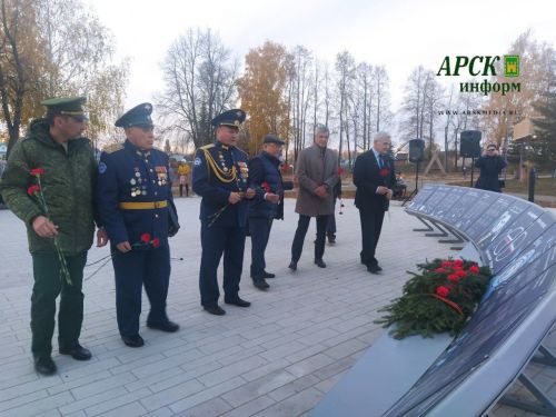 Россия Герое Александр Калери Яңа Кенәрдә агач утыртты