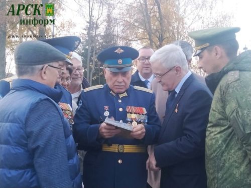 Россия Герое Александр Калери Яңа Кенәрдә агач утыртты