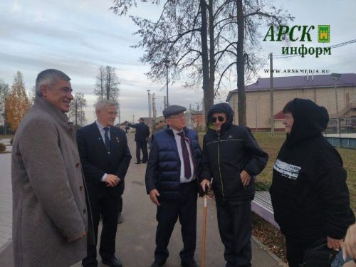 Россия Герое Александр Калери Яңа Кенәрдә агач утыртты