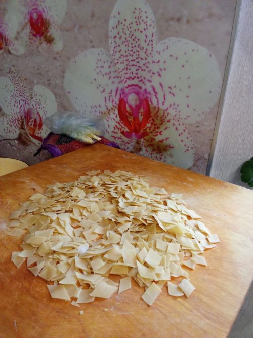 Дәррәү күтәрелеп токмач кистеләр