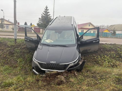 Арчада бер кеше урланган машина белән юл кырыена төшеп кадала