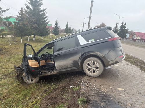 Арчада бер кеше урланган машина белән юл кырыена төшеп кадала