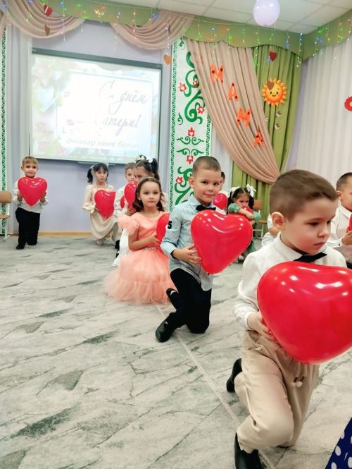 Әниемә бүләгем: Арчаның беренче балалар бакчасында Әниләр көнен билгеләп үттеләр