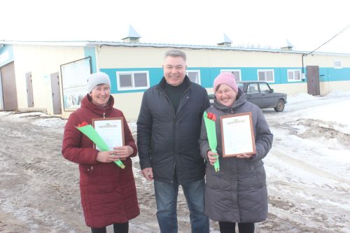 Алдынгыларга бүләкләр тапшырылды