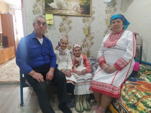 Буыннар чылбыры: сугыш ачысын балачак җилкәләрендә татыган Пикстан һәм Оксина Уразаевалар Лада кызларын көтә
