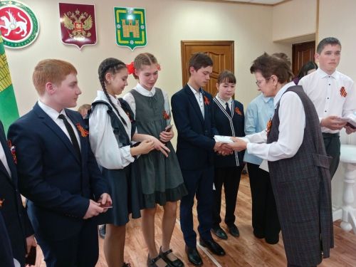 Кулларына паспорт алдылар