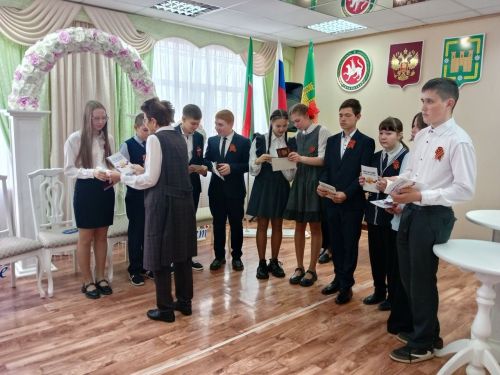 Кулларына паспорт алдылар