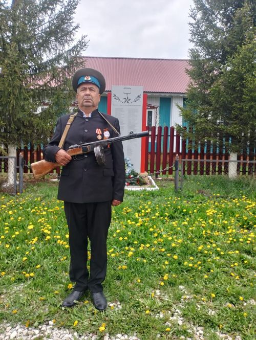 Обелиск янында сакта
