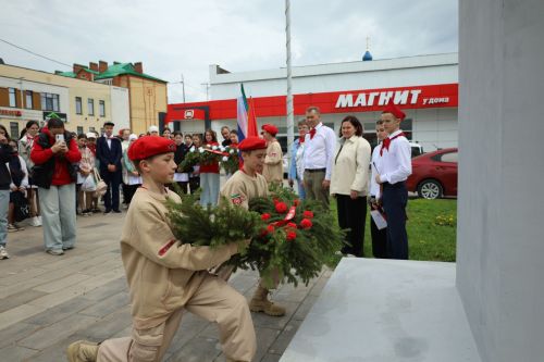 Арчада Пионерия көне: Ленин һәйкәле каршында чәчәкләр, барабан тавышы, осталык дәресләре, учак һәм кайнар ботка