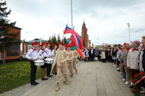 Арчада Пионерия көне: Ленин һәйкәле каршында чәчәкләр, барабан тавышы, осталык дәресләре, учак һәм кайнар ботка