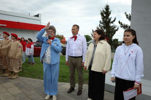 Арчада Пионерия көне: Ленин һәйкәле каршында чәчәкләр, барабан тавышы, осталык дәресләре, учак һәм кайнар ботка