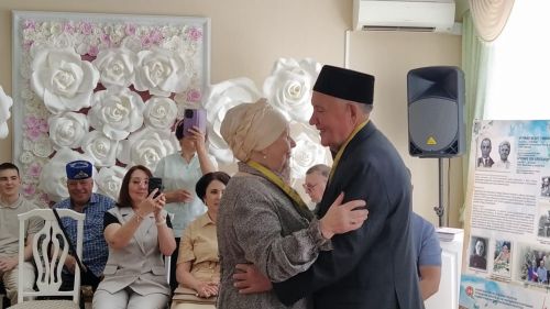 Бүген ЗАГСта юбилярларны котладылар