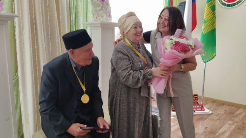 Бүген ЗАГСта юбилярларны котладылар