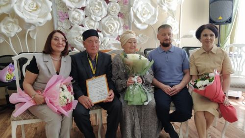 Бүген ЗАГСта юбилярларны котладылар