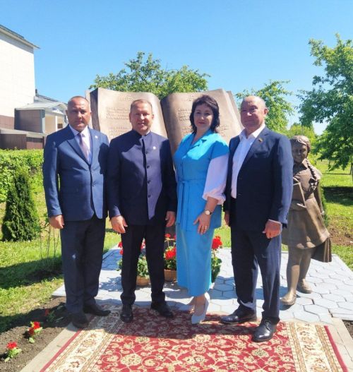 Марат Әхмәтов Арчада яңартылган Әлифба һәйкәлен ачты