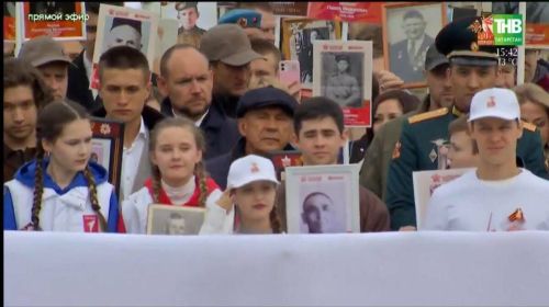 Рөстәм Миңнеханов Казанда «Үлемсез полк» йөрешендә катнашты