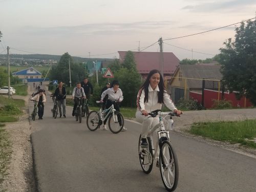 Арчада Россия көне уңаеннан велосипедта йөрделәр